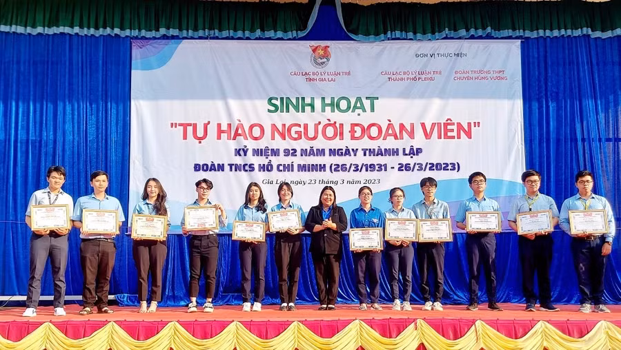 Chị Hà Thị Giang Thảo (ở giữa)-Bí thư Tỉnh Đoàn tặng bằng khen cho các em học sinh đạt thành tích cao tại kỳ thi chọn học sinh giỏi Quốc gia THPT năm học 2022-2023. Ảnh: Phan Lài