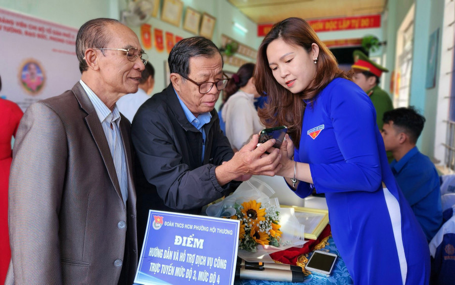 Đoàn phường Hội Thương (TP. Pleiku) hướng dẫn người dân cài đặt dịch vụ công trực tuyến mức độ 3,4. Ảnh: Phan Lài Đoàn phường Hội Thương (TP. Pleiku) hướng dẫn người dân cài đặt dịch vụ công trực tuyến mức độ 3,4. Ảnh: Phan Lài