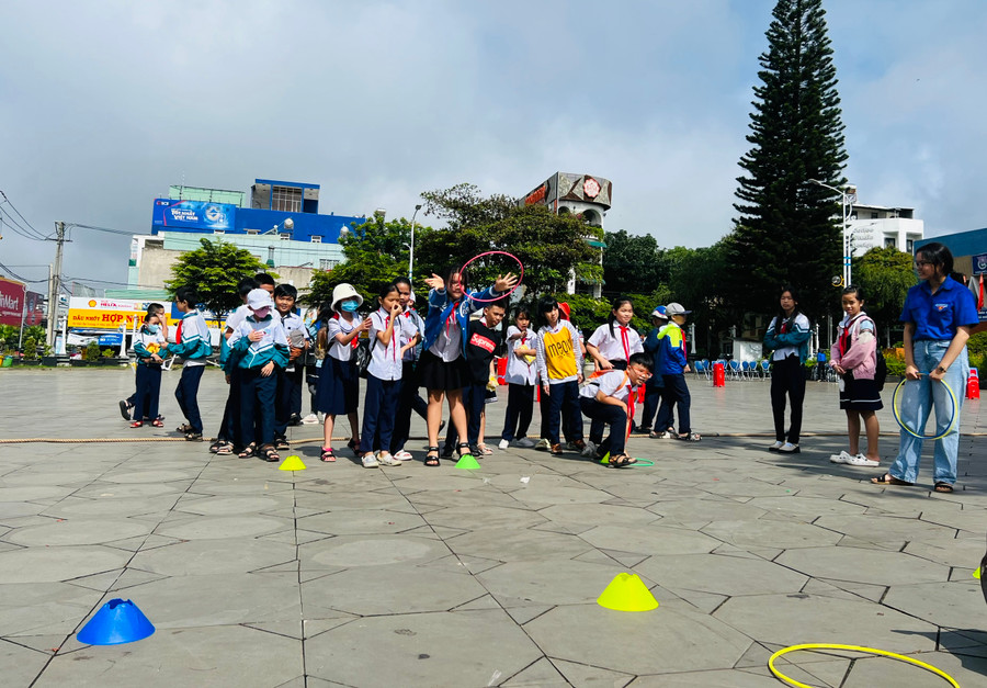 Các em học sinh tham gia trò chơi ném vòng sau lễ khai mạc hè. Ảnh: P.L Các em học sinh tham gia trò chơi ném vòng sau lễ khai mạc hè. Ảnh: P.L