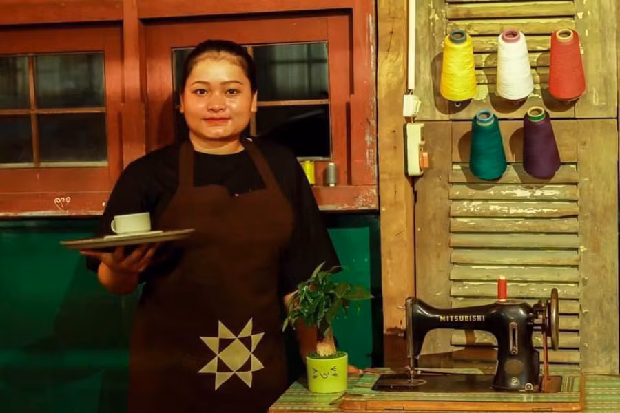 Sinh viên Đinh Thị Bi làm thêm dịp Tết Nguyên đán vừa có thêm thu nhập và kỹ năng sống bổ ích. Ảnh: Nhân vật cung cấp