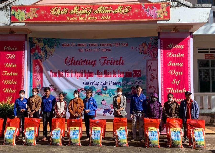 Đoàn thị trấn Chư Prông (huyện Chư Prông) trao phần quà Tết cho gia đình các học sinh có hoàn cảnh khó khăn. Ảnh: Phan Lài