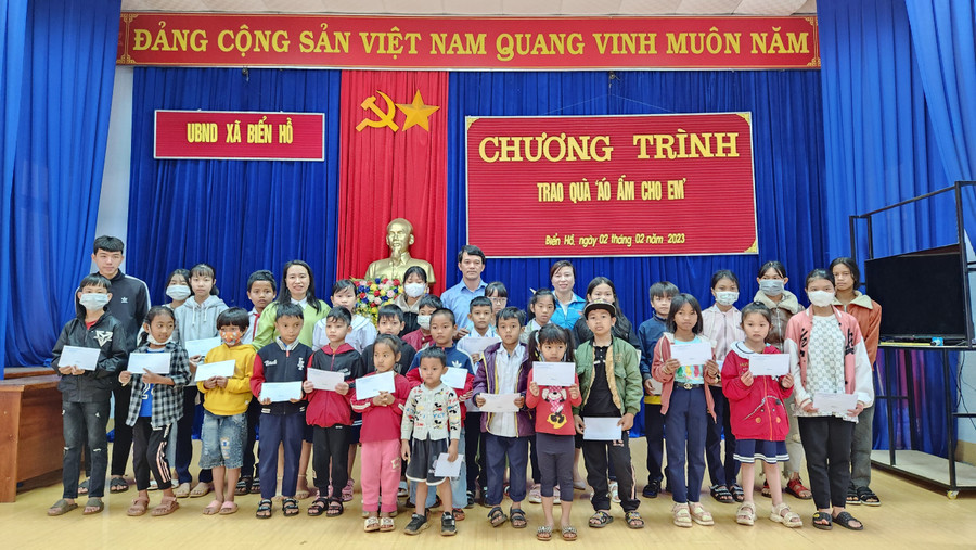 Ban tổ chức tặng quà cho trẻ em có hoàn cảnh khó khăn của xã Biển Hồ. Ảnh: Thủy Bình