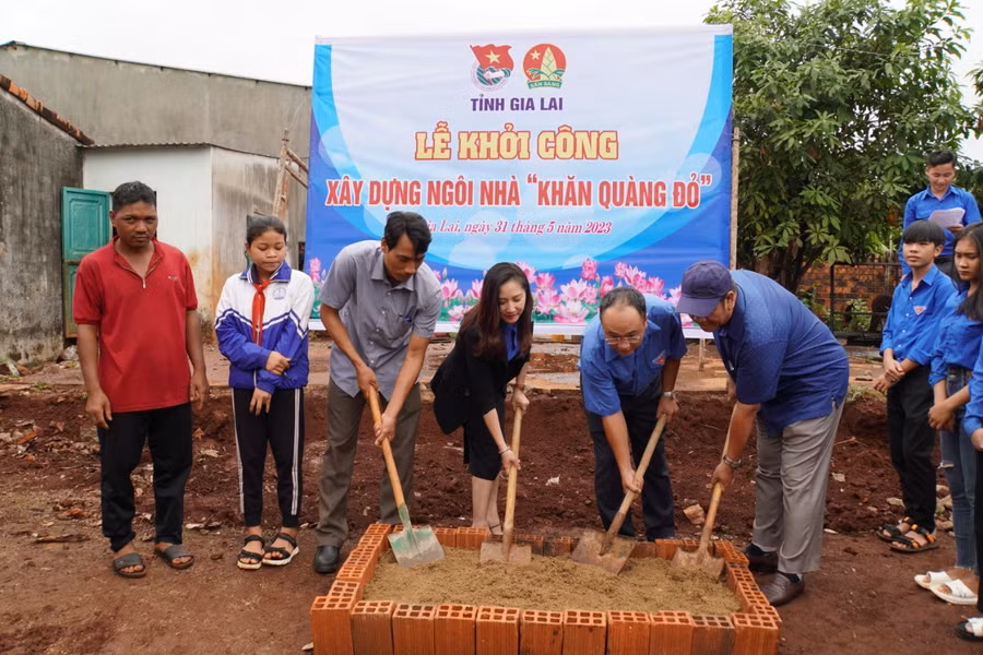 Các đại biểu khởi công xây dựng nhà khăn quàng đỏ cho em Rơ Châm H'Nin (thứ 2 từ trái qua). Ảnh: Đức Thụy