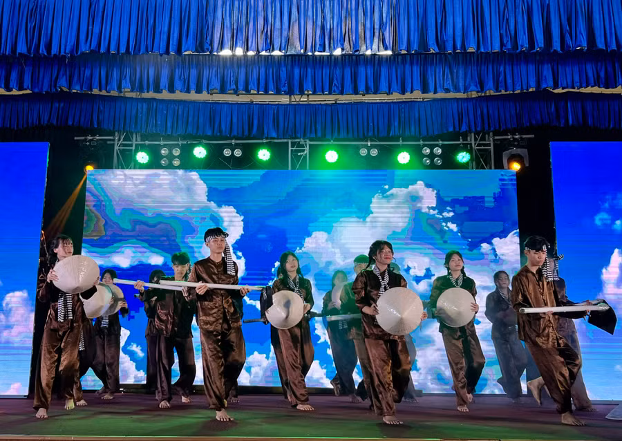 Phần thi nhảy trên nền nhạc bài hát tự chọn của đội thi Trường THPT Hà Huy Tập. Ảnh: P.L