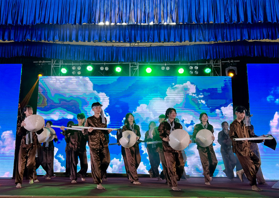 Phần thi nhảy trên nền nhạc bài hát tự chọn của đội thi Trường THPT Hà Huy Tập. Ảnh: P.L Phần thi nhảy trên nền nhạc bài hát tự chọn của đội thi Trường THPT Hà Huy Tập. Ảnh: P.L