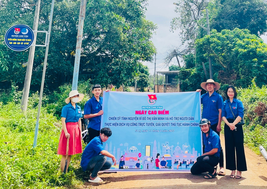 Huyện Đoàn Chư Păh tổ chức ngày cao điểm chiến sĩ tình nguyện vì đô thị văn minh. Ảnh: M.N Huyện Đoàn Chư Păh tổ chức ngày cao điểm chiến sĩ tình nguyện vì đô thị văn minh. Ảnh: M.N