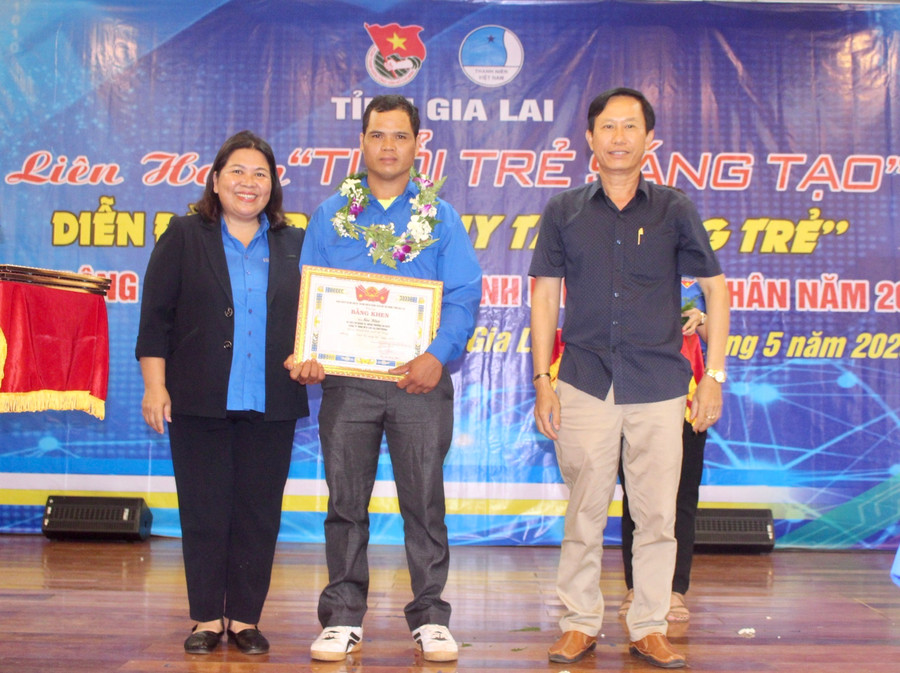 Chị Hà Thị Giang Thảo (bìa trái)-Bí thư Tỉnh Đoàn tặng bằng khen của Ban Chấp hành Tỉnh Đoàn cho các gương sáng tạo tiêu biểu. Ảnh: P.L Chị Hà Thị Giang Thảo (bìa trái)-Bí thư Tỉnh Đoàn tặng bằng khen của Ban Chấp hành Tỉnh Đoàn cho các gương sáng tạo tiêu biểu. Ảnh: P.L