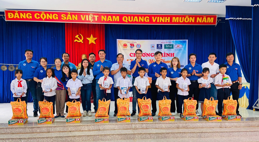 Nhóm cựu cán bộ Đoàn cơ sở TP. Pleiku tặng quà cho học sinh khó khăn Trường Tiểu học Anh hùng Núp. Ảnh: Phan Lài Nhóm cựu cán bộ Đoàn cơ sở TP. Pleiku tặng quà cho học sinh khó khăn Trường Tiểu học Anh hùng Núp. Ảnh: Phan Lài