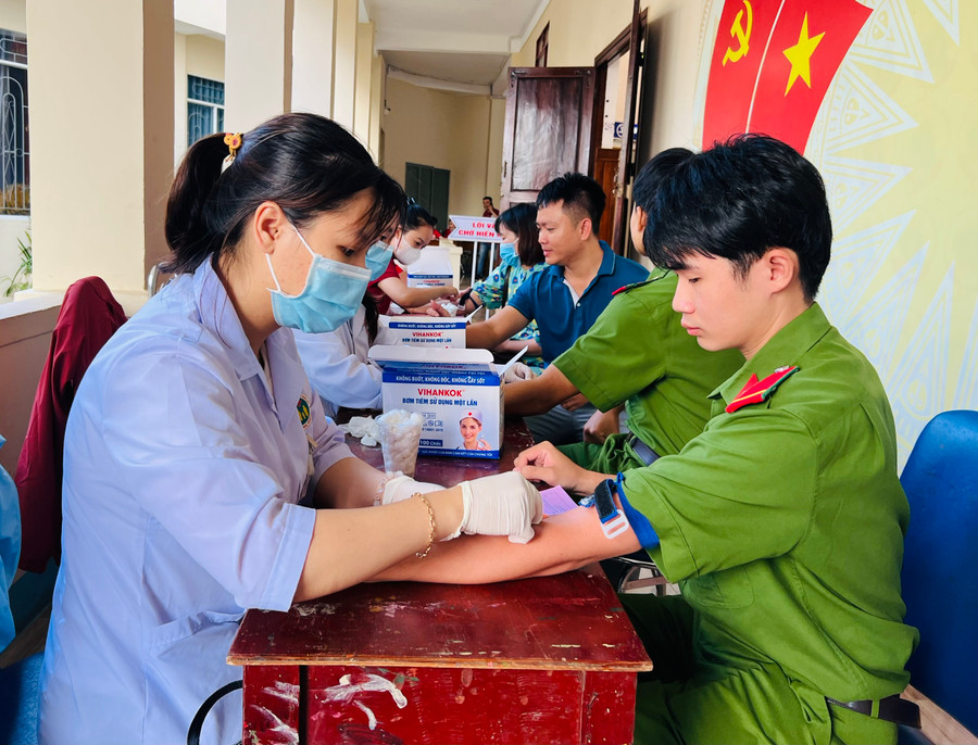Hoạt động hiến máu tình nguyện thu hút đoàn viên, thanh niên khối lực lượng vũ trang. Ảnh: P.L