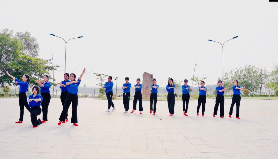 Phần thi nhảy Flashmob trên nền nhạc bài hát “Sứ mệnh thanh niên” của đội thi Trường THPT Lê Thánh Tông (thị xã Ayun Pa). Ảnh: M.N