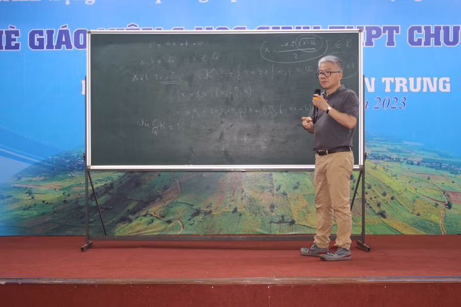 Giáo sư, Tiến sĩ Ngô Bảo Châu-Giám đốc Khoa học Viện Nghiên cứu cao cấp về Toán chia sẻ chuyên đề tại Trường hè Toán học. Ảnh: P.L
