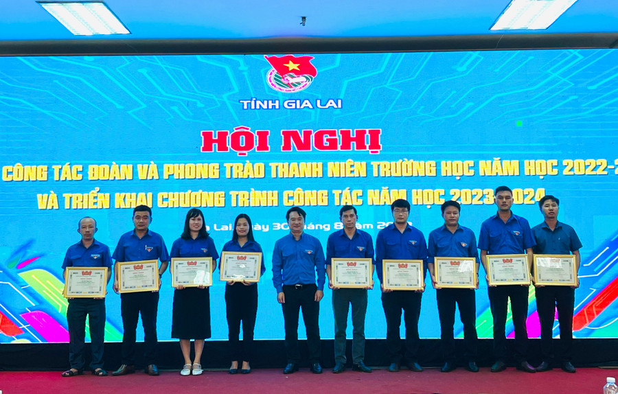 Anh Đỗ Duy Nam (thứ 5 từ trái sang)-Phó Bí thư Tỉnh Đoàn tặng bằng khen của Ban Chấp hành Tỉnh Đoàn cho các cá nhân có thành tích xuất sắc trong công tác Đoàn. Ảnh: P.L Anh Đỗ Duy Nam (thứ 5 từ trái sang)-Phó Bí thư Tỉnh Đoàn tặng bằng khen của Ban Chấp hành Tỉnh Đoàn cho các cá nhân có thành tích xuất sắc trong công tác Đoàn. Ảnh: P.L