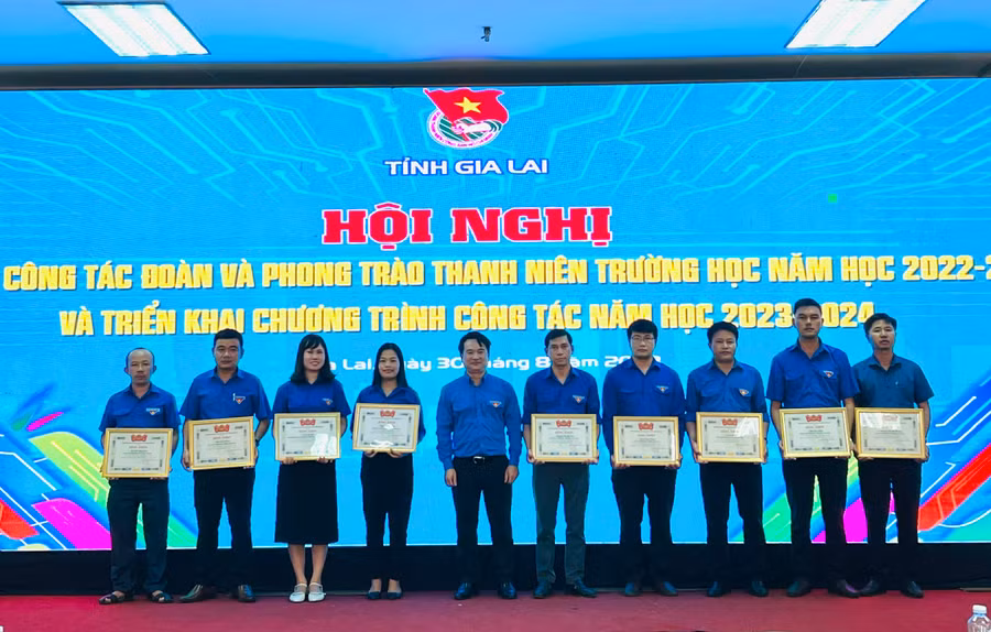 Anh Đỗ Duy Nam (thứ 5 từ trái sang)-Phó Bí thư Tỉnh Đoàn tặng bằng khen của Ban Chấp hành Tỉnh Đoàn cho các cá nhân có thành tích xuất sắc trong công tác Đoàn. Ảnh: P.L