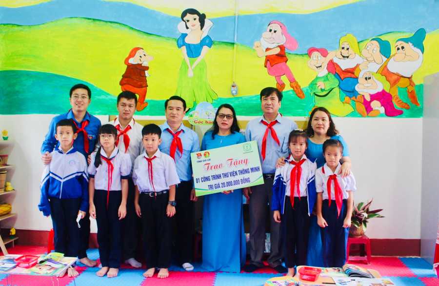 Tỉnh Đoàn-Hội đồng Đội tỉnh Gia Lai trao tặng công trình thư viện thông minh cho Trường Tiểu học Ayun số 2 (huyện Mang Yang). Ảnh: P.L Tỉnh Đoàn-Hội đồng Đội tỉnh Gia Lai trao tặng công trình thư viện thông minh cho Trường Tiểu học Ayun số 2 (huyện Mang Yang). Ảnh: P.L
