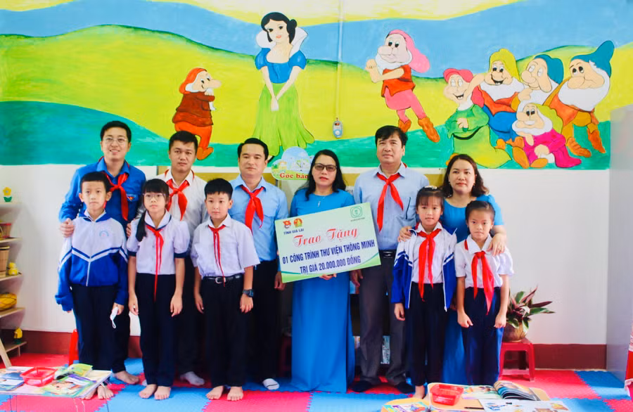 Tỉnh Đoàn-Hội đồng Đội tỉnh Gia Lai trao tặng công trình thư viện thông minh cho Trường Tiểu học Ayun số 2 (huyện Mang Yang). Ảnh: P.L