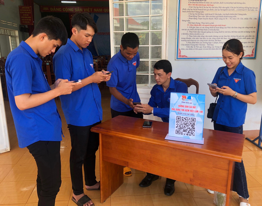 Đoàn viên, thanh niên huyện Đức Cơ cài đặt ứng dụng tìm kiếm việc làm i-HR. Ảnh: Trần Hiếu