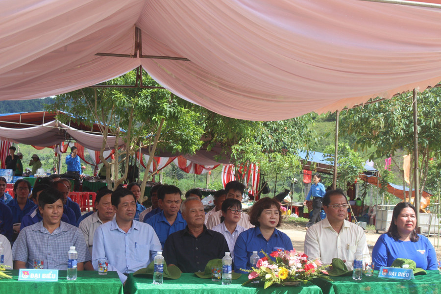 Các đại biểu tham gia lễ khánh thành công trình di dời và phục dựng nhà rông thanh niên. Ảnh: P.L