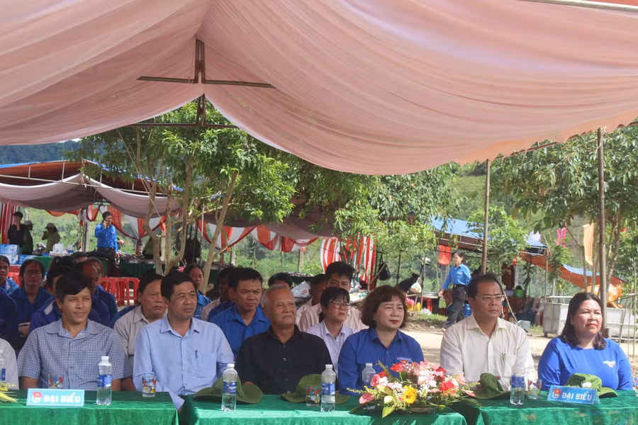 Các đại biểu tham gia lễ khánh thành công trình di dời và phục dựng nhà rông thanh niên. Ảnh: P.L Các đại biểu tham gia lễ khánh thành công trình di dời và phục dựng nhà rông thanh niên. Ảnh: P.L