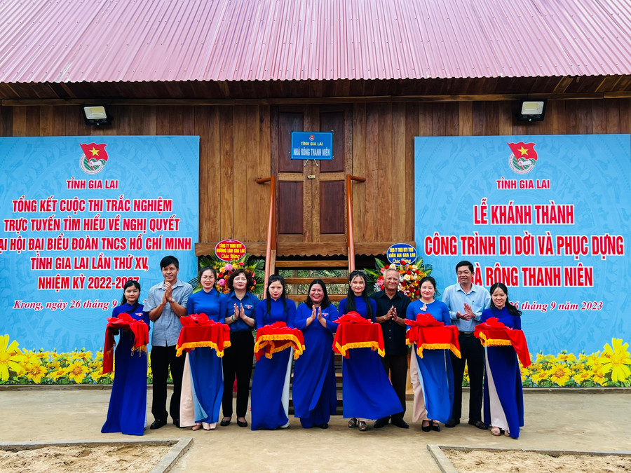 Các đại biểu cắt băng khánh thành công trình di dời và phục dựng nhà rông thanh niên. Ảnh: P.L