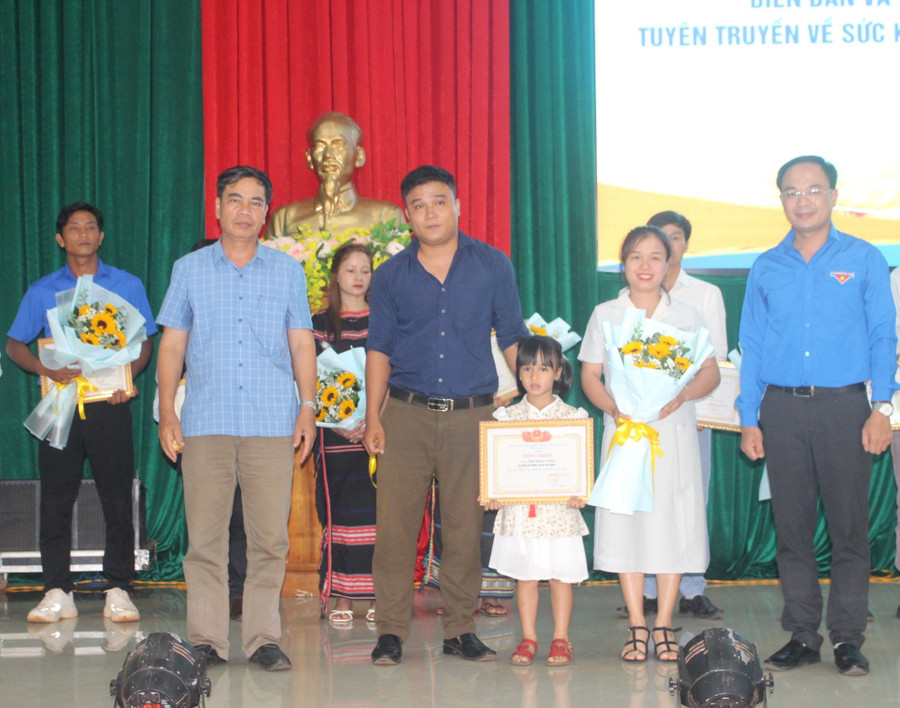 Anh Đỗ Đức Thanh (bìa phải)-Phó Bí thư Tỉnh Đoàn, Chủ tịch Hội LHTN Việt Nam tỉnh và Phó Chủ tịch UBND huyện Chư Prông Ksor Việt (hàng trước, bìa trái) tặng bằng khen cho gia đình trẻ tiêu biểu. Ảnh: P.L Anh Đỗ Đức Thanh (bìa phải)-Phó Bí thư Tỉnh Đoàn, Chủ tịch Hội LHTN Việt Nam tỉnh và Phó Chủ tịch UBND huyện Chư Prông Ksor Việt (hàng trước, bìa trái) tặng bằng khen cho gia đình trẻ tiêu biểu. Ảnh: P.L