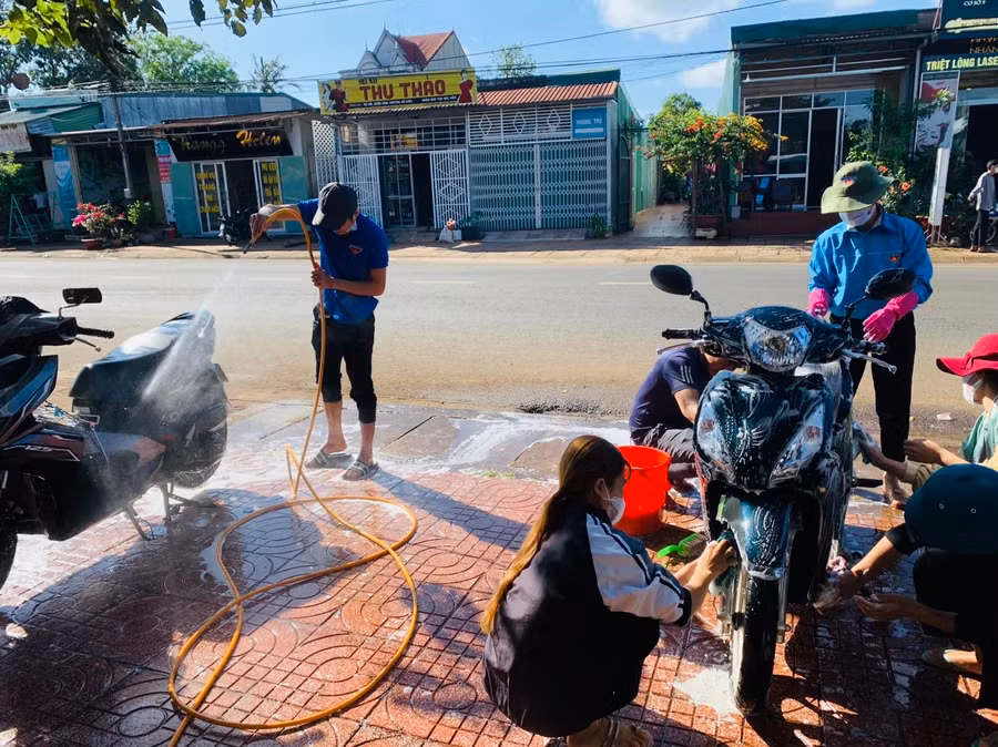 Đoàn viên, thanh niên thị trấn Chư Prông (huyện Chư Prông) tham gia hoạt động rửa xe gây quỹ. Ảnh: Phan Lài Đoàn viên, thanh niên thị trấn Chư Prông (huyện Chư Prông) tham gia hoạt động rửa xe gây quỹ. Ảnh: Phan Lài