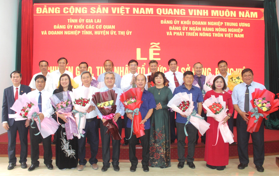 Đại diện lãnh đạo Đảng ủy Agribank tặng hoa cho đại diện lãnh đạo các Huyện ủy, Thị ủy. Ảnh: Phan Lài Đại diện lãnh đạo Đảng ủy Agribank tặng hoa cho đại diện lãnh đạo các Huyện ủy, Thị ủy. Ảnh: Phan Lài