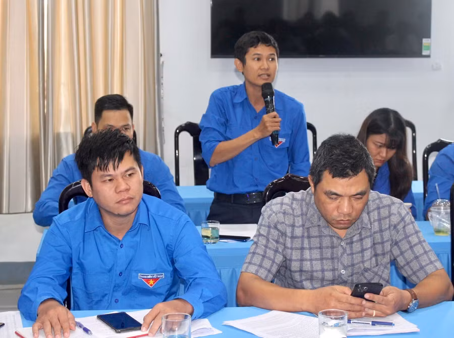 Anh Nguyễn Kim Quân-Phó Bí thư Huyện Đoàn, Phó Chủ tịch Hội LHTN Việt Nam huyện Đak Đoa trao đổi ý kiến tại hội nghị. Ảnh: P.L