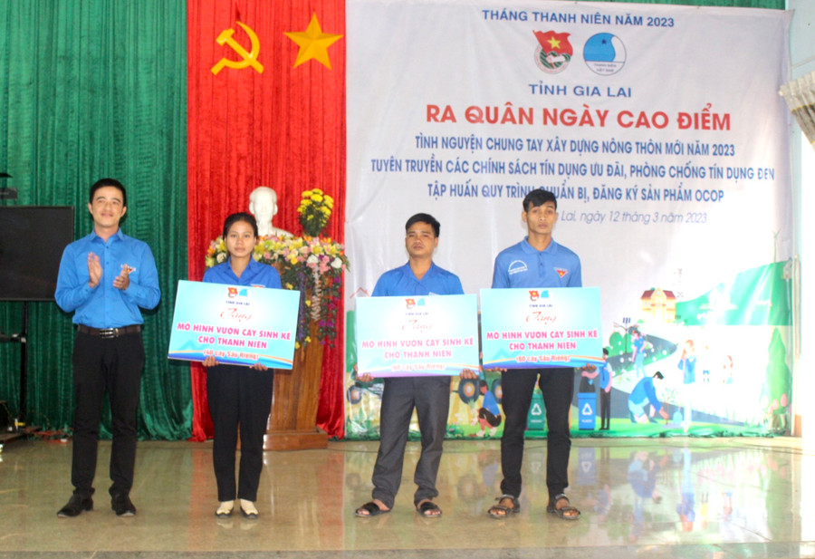 Đại diện Tỉnh Đoàn tặng bảng tượng trưng mô hình vườn cây sinh kế cho thanh niên huyện Chư Păh. Ảnh: Phan Lài Đại diện Tỉnh Đoàn tặng bảng tượng trưng mô hình vườn cây sinh kế cho thanh niên huyện Chư Păh. Ảnh: Phan Lài