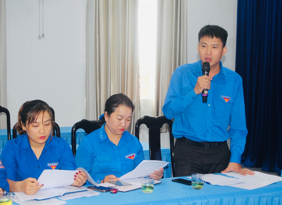 Bí thư Thành Đoàn Pleiku Thái Giang Nam (bìa phải) báo cáo việc triển khai học tập Nghị quyết trên địa bàn TP. Pleiku. Ảnh: M.N Bí thư Thành Đoàn Pleiku Thái Giang Nam (bìa phải) báo cáo việc triển khai học tập Nghị quyết trên địa bàn TP. Pleiku. Ảnh: M.N