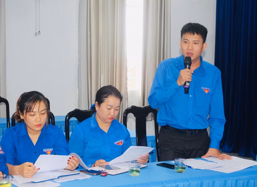 Bí thư Thành Đoàn Pleiku Thái Giang Nam (bìa phải) báo cáo việc triển khai học tập Nghị quyết trên địa bàn TP. Pleiku. Ảnh: M.N