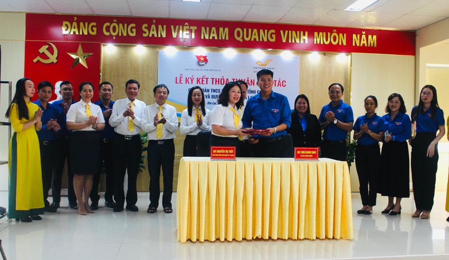 Đại diện Thành Đoàn và Bưu điện TP. Pleiku ký kết chương trình hợp tác giai đoạn 2023-2026. Ảnh: Phan Lài