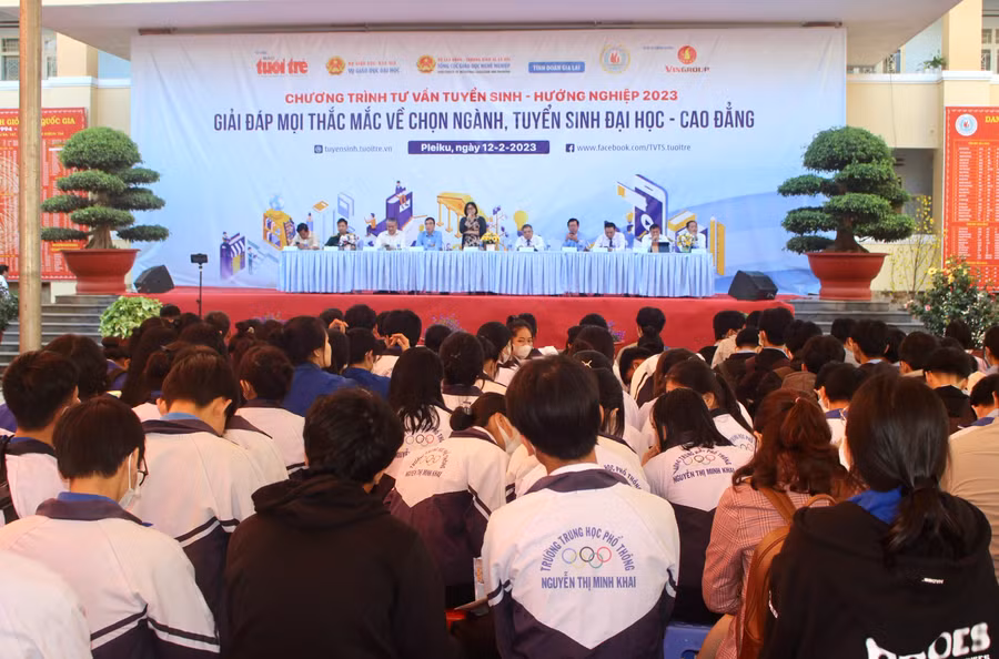 Báo Tuổi Trẻ phối hợp các đơn vị tổ chức chương trình tư vấn tuyển sinh-hướng nghiệp năm 2023 cho hơn 3.000 học sinh lớp 12 của tỉnh Gia Lai. Ảnh: Phan Lài