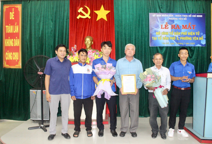 Ông Đặng Ngọc Thắng (bìa trái)-Chủ tịch UBND phường Yên Đổ trao quyết định thành lập mô hình "Tổ dân phố điện tử" tại tổ dân phố 5. Ảnh: P.L Ông Đặng Ngọc Thắng (bìa trái)-Chủ tịch UBND phường Yên Đổ trao quyết định thành lập mô hình "Tổ dân phố điện tử" tại tổ dân phố 5. Ảnh: P.L