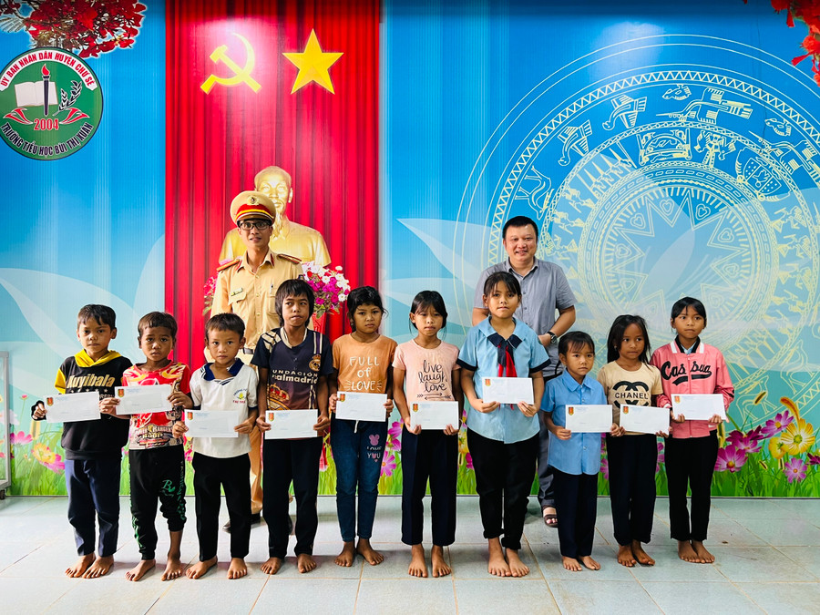 Chi Đoàn Báo Gia Lai cùng Đội Cảnh sát giao thông số 1 tặng học bổng cho các em học sinh khó khăn của Trường Tiểu học Bùi Thị Xuân. Ảnh: P.L Chi Đoàn Báo Gia Lai cùng Đội Cảnh sát giao thông số 1 tặng học bổng cho các em học sinh khó khăn của Trường Tiểu học Bùi Thị Xuân. Ảnh: P.L