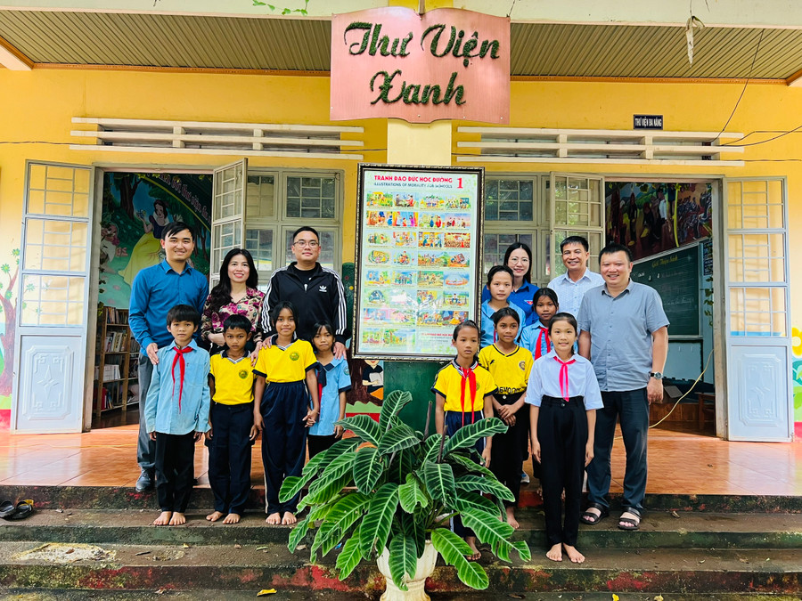 Chi Đoàn Báo Gia Lai động viên các em học sinh Trường Tiểu học Bùi Thị Xuân vào đầu năm học mới. Ảnh P.L Chi Đoàn Báo Gia Lai động viên các em học sinh Trường Tiểu học Bùi Thị Xuân vào đầu năm học mới. Ảnh P.L