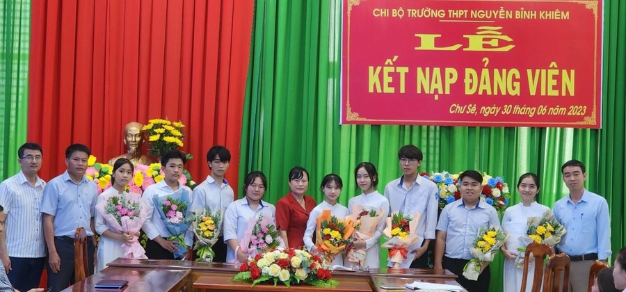 Chi bộ Trường THPT Nguyễn Bỉnh Khiêm kết nạp 9 đảng viên là học sinh trong năm học 2022-2023. Ảnh: Hoàng Dũng Chi bộ Trường THPT Nguyễn Bỉnh Khiêm kết nạp 9 đảng viên là học sinh trong năm học 2022-2023. Ảnh: Hoàng Dũng