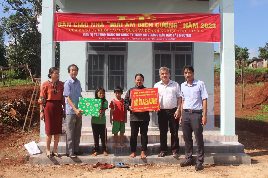 Đảng ủy Khối các Cơ quan và Doanh nghiệp tỉnh phối hợp UBND huyện Đức Cơ bàn giao "Mái ấm biên cương" cho chị Rơ Châm H’Chuyên (thứ 3 từ phải qua, thôn Mook Trang, xã Ia Dom). Ảnh: P.L Đảng ủy Khối các Cơ quan và Doanh nghiệp tỉnh phối hợp UBND huyện Đức Cơ bàn giao "Mái ấm biên cương" cho chị Rơ Châm H’Chuyên (thứ 3 từ phải qua, thôn Mook Trang, xã Ia Dom). Ảnh: P.L