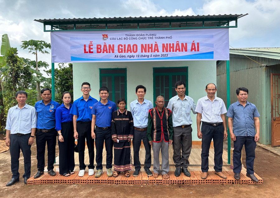 Câu lạc bộ Công chức trẻ TP. Pleiku bàn giao nhà nhân ái cho ông Rah Lan Ning (thứ 4 từ phải qua). Ảnh: M.N