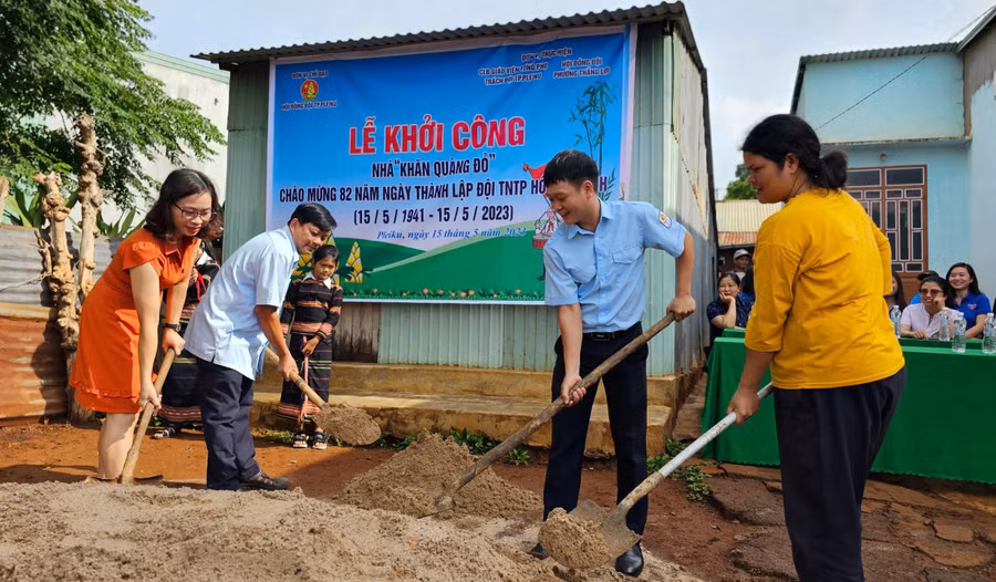 Đại diện Câu lạc bộ giáo viên làm Tổng phụ trách Đội TP. Pleiku cùng lãnh đạo phường Thắng Lợi khởi công nhà Khăn quàng đỏ cho học sinh Trường Tiểu học Anh hùng Núp. Ảnh: P.L