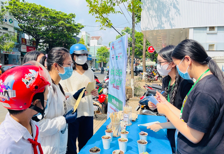 Điểm đổi sách lấy cây tại TP. Pleiku nhận được sự quan tâm, ủng hộ của nhiều người dân. Ảnh: M.N