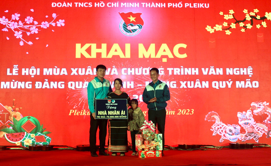 Thành Đoàn Pleiku trao bảng tượng trưng ngôi nhà nhân ái cho chị H'Hlưnh (làng Bong Phrao, xã An Phú, TP. Pleiku). Ảnh: Phan Lài Thành Đoàn Pleiku trao bảng tượng trưng ngôi nhà nhân ái cho chị H'Hlưnh (làng Bong Phrao, xã An Phú, TP. Pleiku). Ảnh: Phan Lài