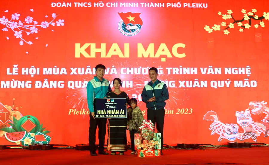 Thành Đoàn Pleiku trao bảng tượng trưng ngôi nhà nhân ái cho chị H'Hlưnh (làng Bong Phrao, xã An Phú, TP. Pleiku). Ảnh: Phan Lài
