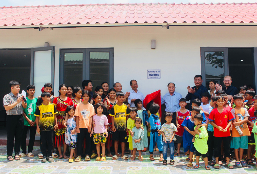 Hiệp hội Tấm lợp Việt Nam bàn giao khu nhà ở cho Mái ấm Giuse. Ảnh: P.L Hiệp hội Tấm lợp Việt Nam bàn giao khu nhà ở cho Mái ấm Giuse. Ảnh: P.L