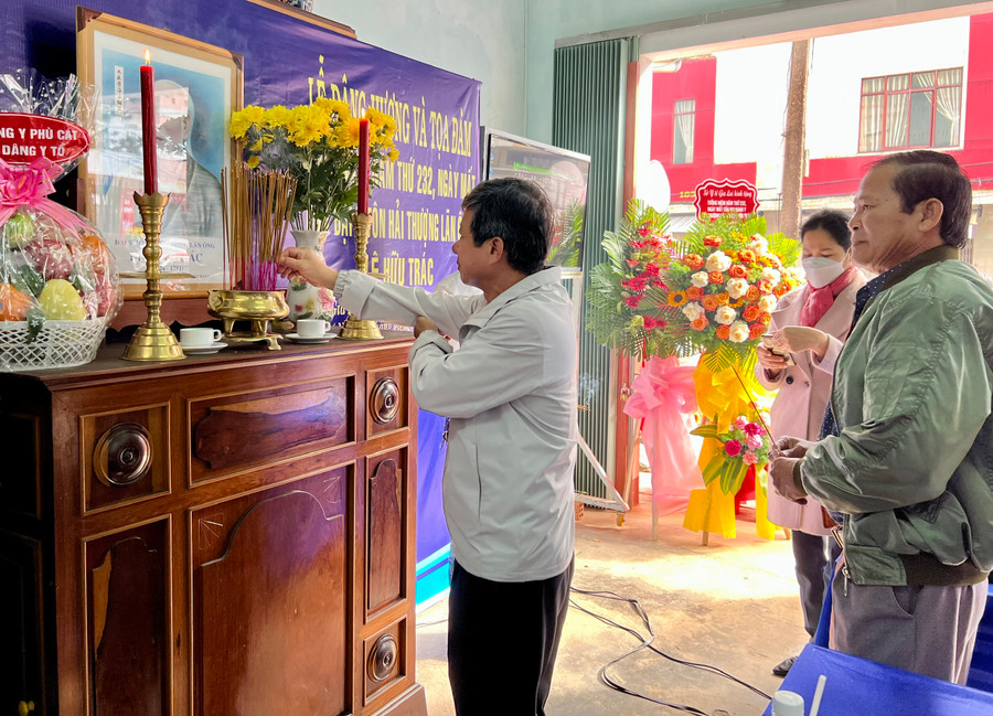 Các đại biểu dâng hương tưởng niệm 232 năm Ngày mất Đại y tôn Hải Thượng Lãn Ông Lê Hữu Trác. Ảnh: Phan Lài Các đại biểu dâng hương tưởng niệm 232 năm Ngày mất Đại y tôn Hải Thượng Lãn Ông Lê Hữu Trác. Ảnh: Phan Lài