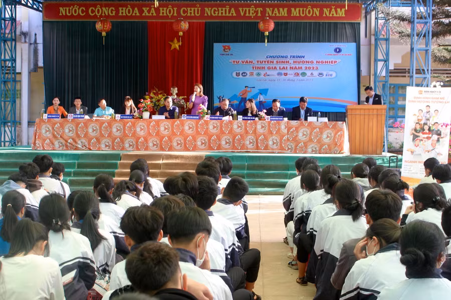 Chương trình "Tư vấn, tuyển sinh-hướng nghiệp" được tổ chức tại Trường THPT Phạm Văn Đồng (huyện Ia Grai). Ảnh: Phan Lài