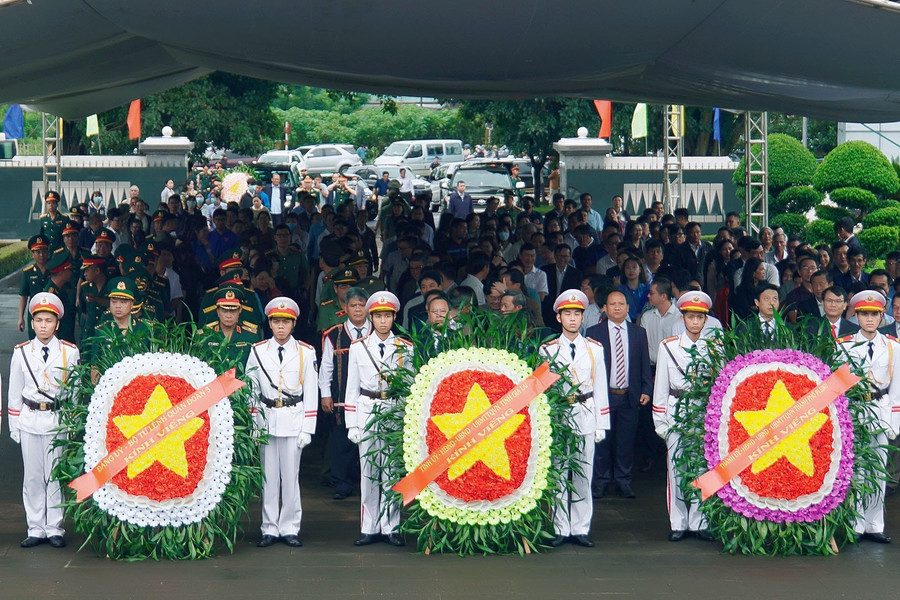 Các đại biểu tham gia lễ dâng hoa, dâng hương tại Nghĩa trang Liệt sĩ tỉnh. Ảnh: Đ.T