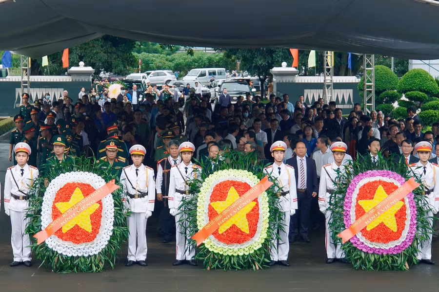 Các đại biểu tham gia lễ dâng hoa, dâng hương tại Nghĩa trang Liệt sĩ tỉnh. Ảnh: Đ.T