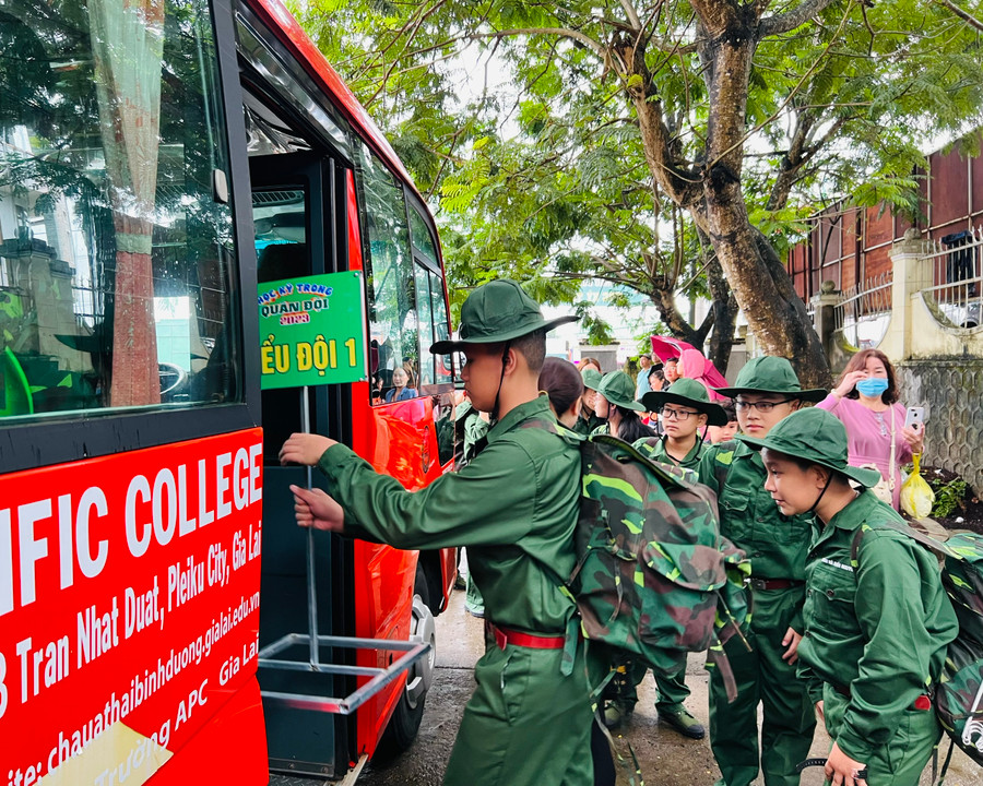 Các chiến sĩ "nhí" lên xe di chuyển đến Trung đoàn Bộ binh 991 để tham gia chương trình "Học kỳ trong quân đội". Ảnh: P.L
