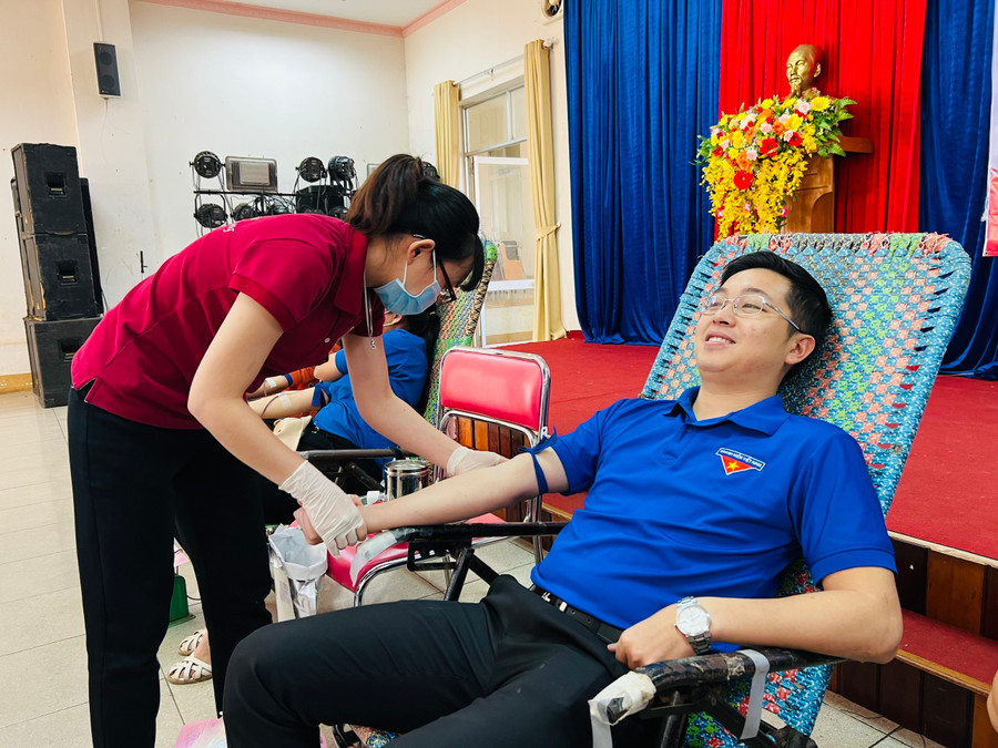 Đoàn viên, thanh niên tham gia chương trình hiến máu tình nguyện do Đoàn Khối các Cơ quan và Doanh nghiệp tỉnh tổ chức. Ảnh: Minh Nhật