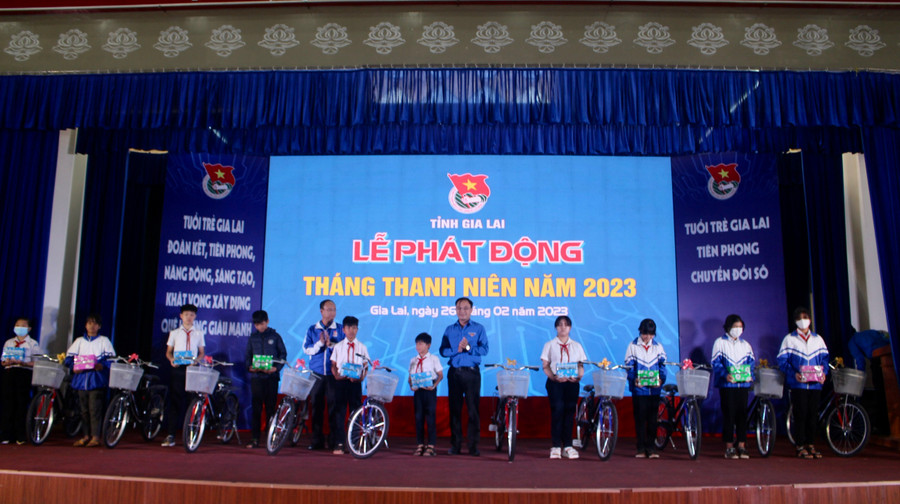 Từ nguồn lực vận động, Tỉnh Đoàn tặng xe đạp cho học sinh khó khăn ở TP. Pleiku. Ảnh: Phan Lài Từ nguồn lực vận động, Tỉnh Đoàn tặng xe đạp cho học sinh khó khăn ở TP. Pleiku. Ảnh: Phan Lài